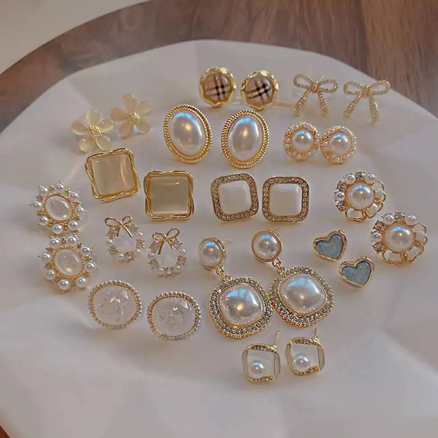Boucles d’oreilles dorées motif fleur avec perles et strass