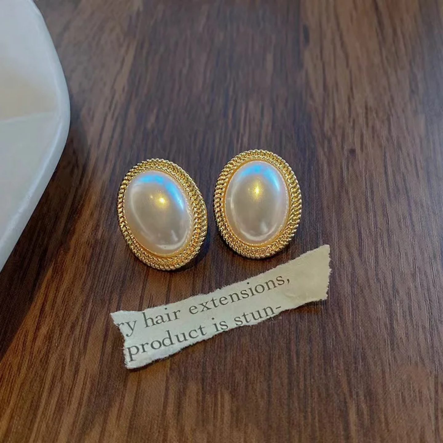 Boucles d’oreilles dorées motif avec perles et strass