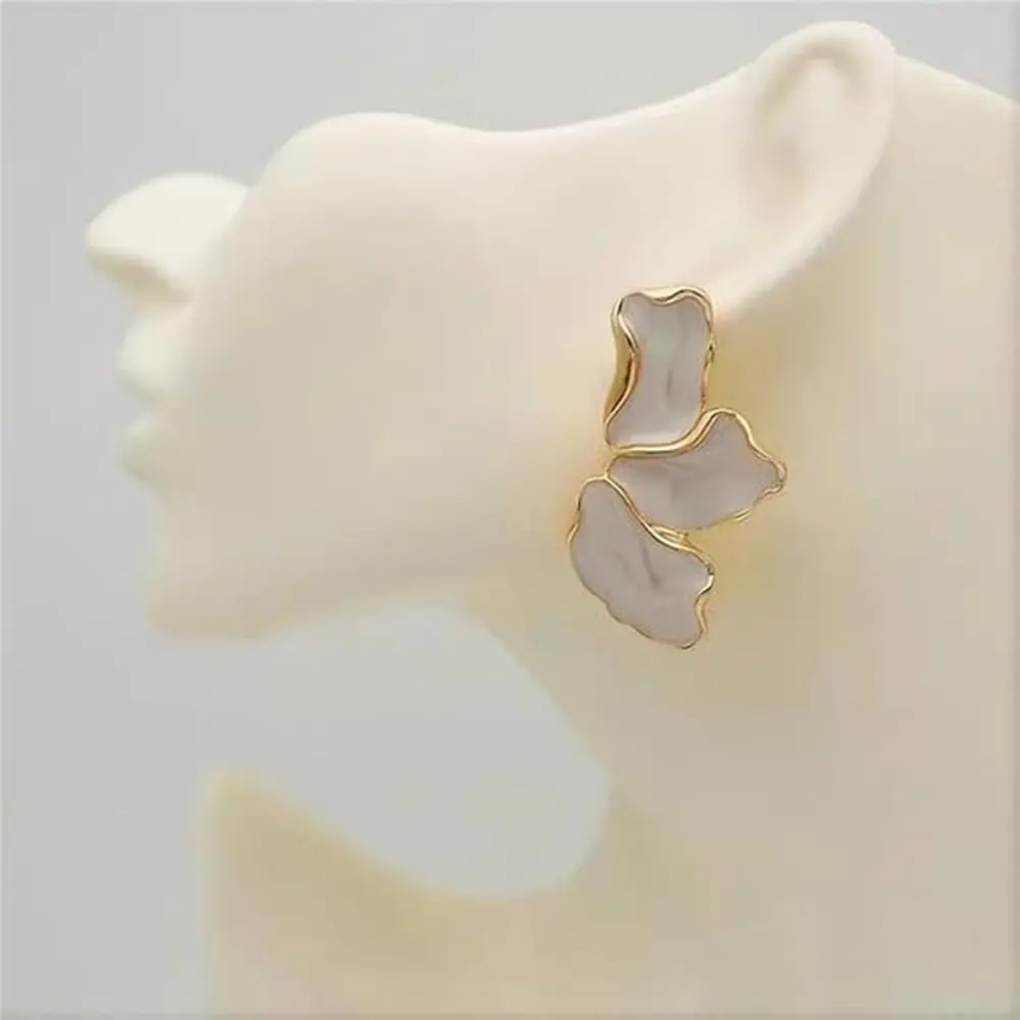 Boucles florales en acier inoxydable doré – style délicat et raffiné