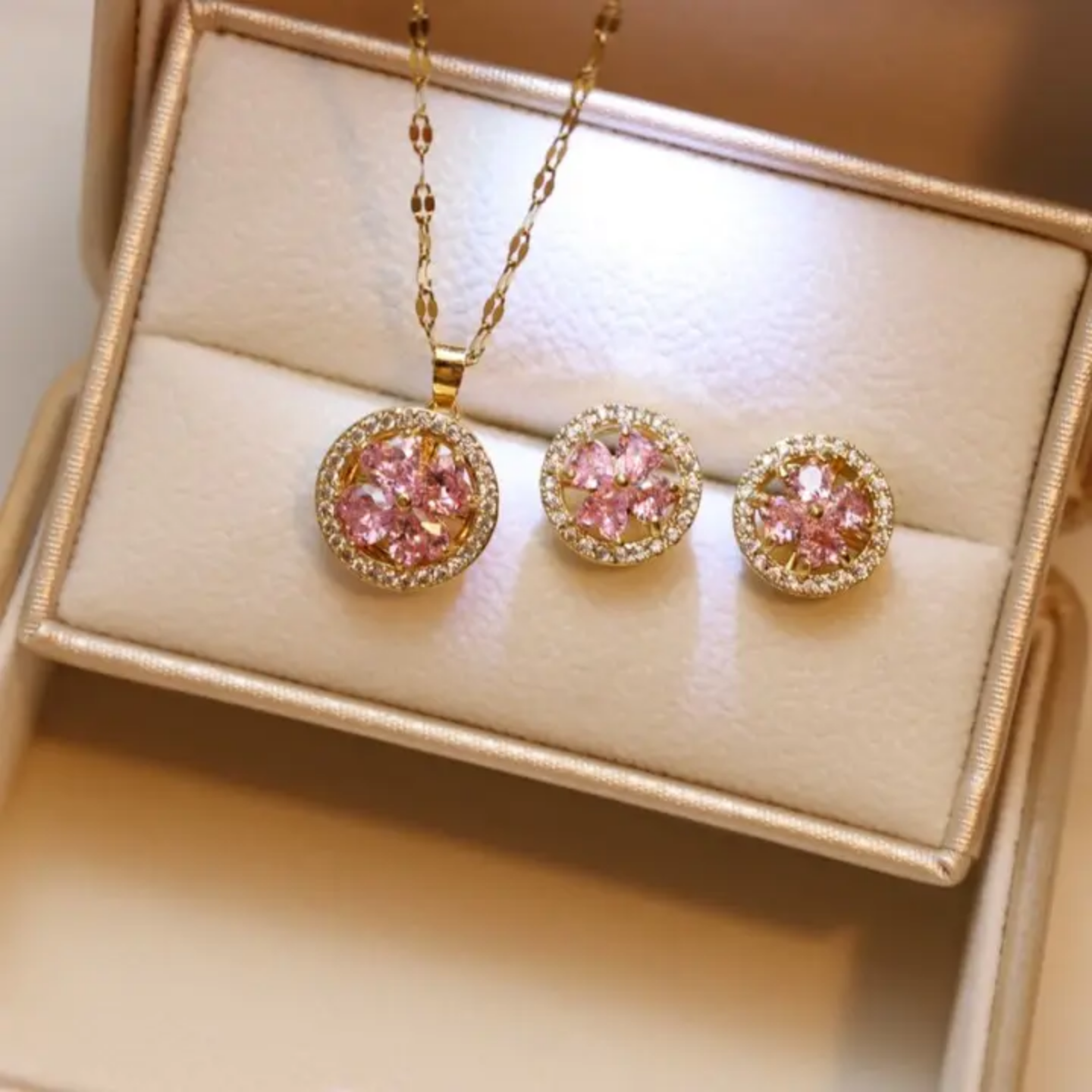 Parure cristaux roses en acier titane doré – collier et boucles d’oreilles fleur