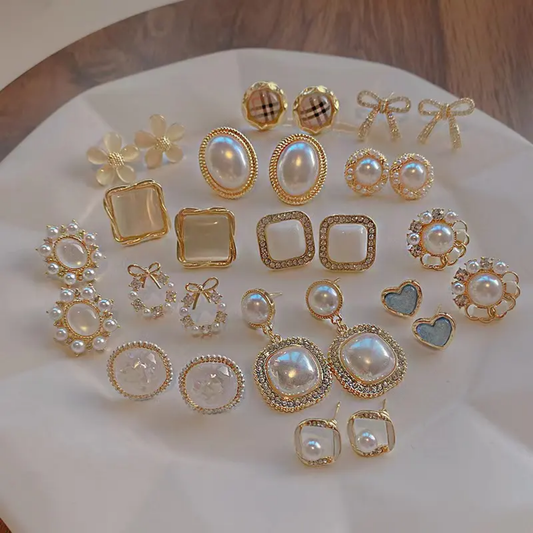 Boucles d’oreilles dorées motif fleur avec perles et strass