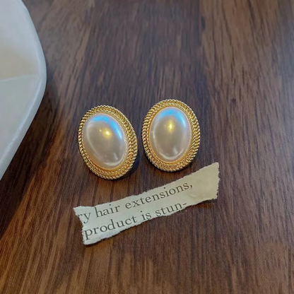 Boucles d’oreilles dorées motif avec perles et strass