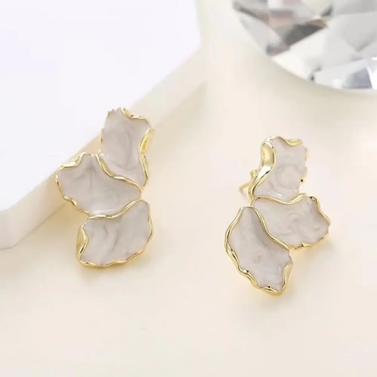Bijoux femme fleur dorée – design classique et élégant en acier
