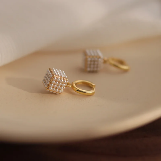 Boucles d’oreilles cube doré avec perles – bijou moderne femme