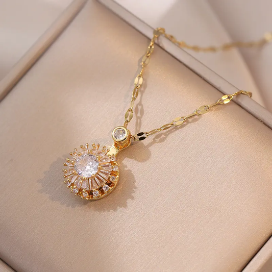 Colier femme chic – forme feuille et pierre brillante carrée
