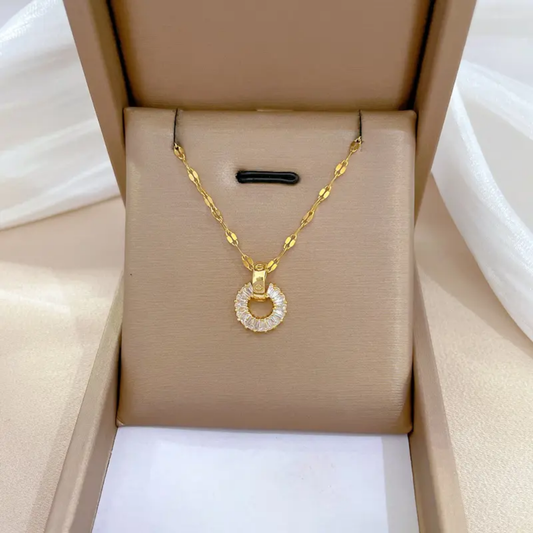 Collier cercle doré avec cristaux scintillants – bijou raffiné femme