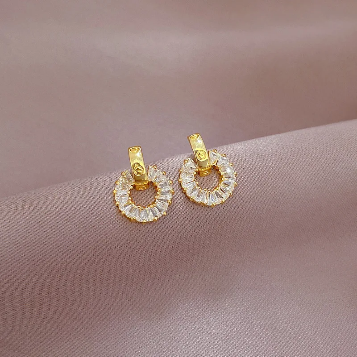 Parure dorée moderne – collier et boucles d’oreilles cercle en cristaux