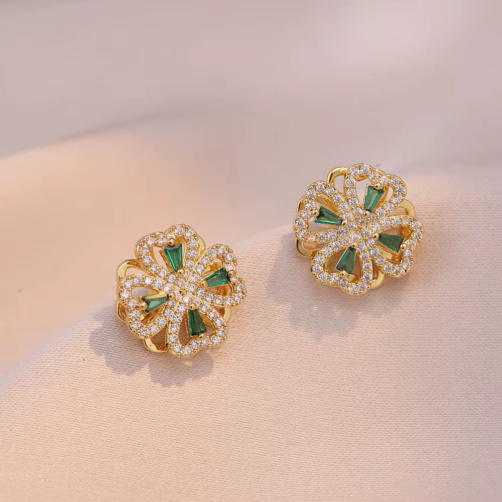 Boucles d’oreilles dorées fleur – bijou léger et chic pour femme