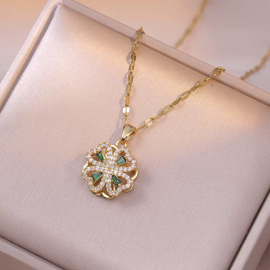 Collier motif fleur en acier titane doré – élégant et raffiné