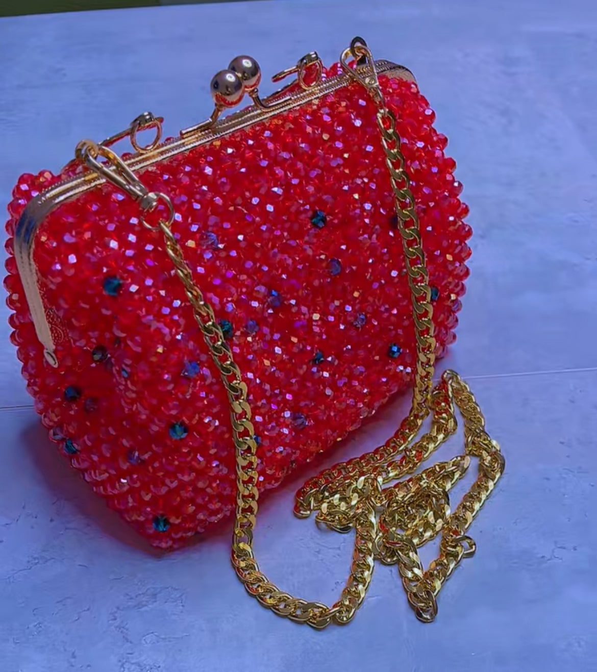 Détail du sac en perles rouges – fait main personnalisé