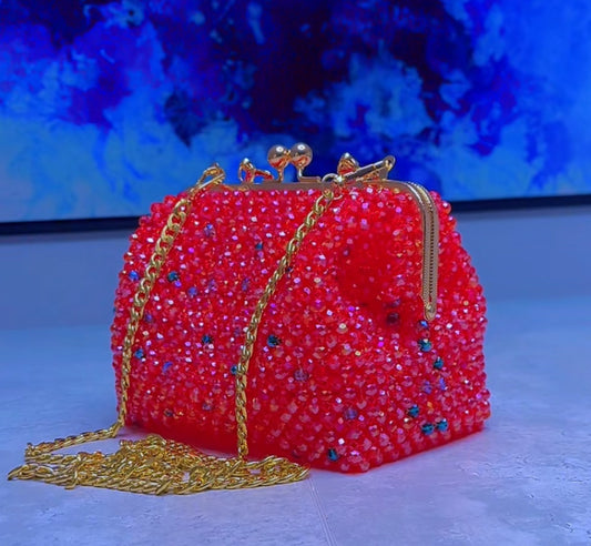 Sac artisanal en perles avec chaîne dorée – style élégant