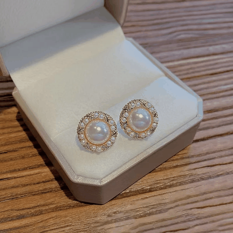 Boucles d’Oreilles Fleur Dorée rondes en métal doré, ornées de perles imitation nacre et de strass brillants