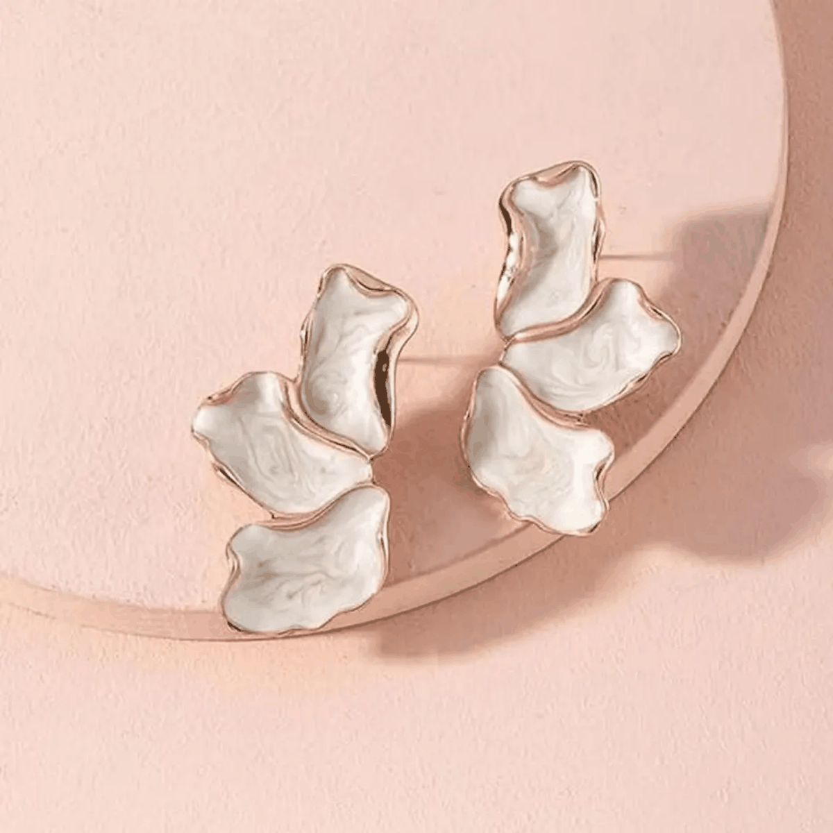 Boucles d’oreilles fleur dorées en métal avec pétales blancs texturés et contours dorés