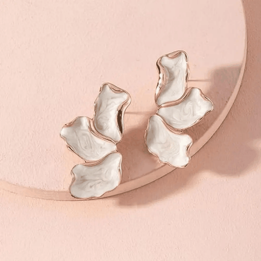 Boucles d’oreilles fleur dorées en métal avec pétales blancs texturés et contours dorés