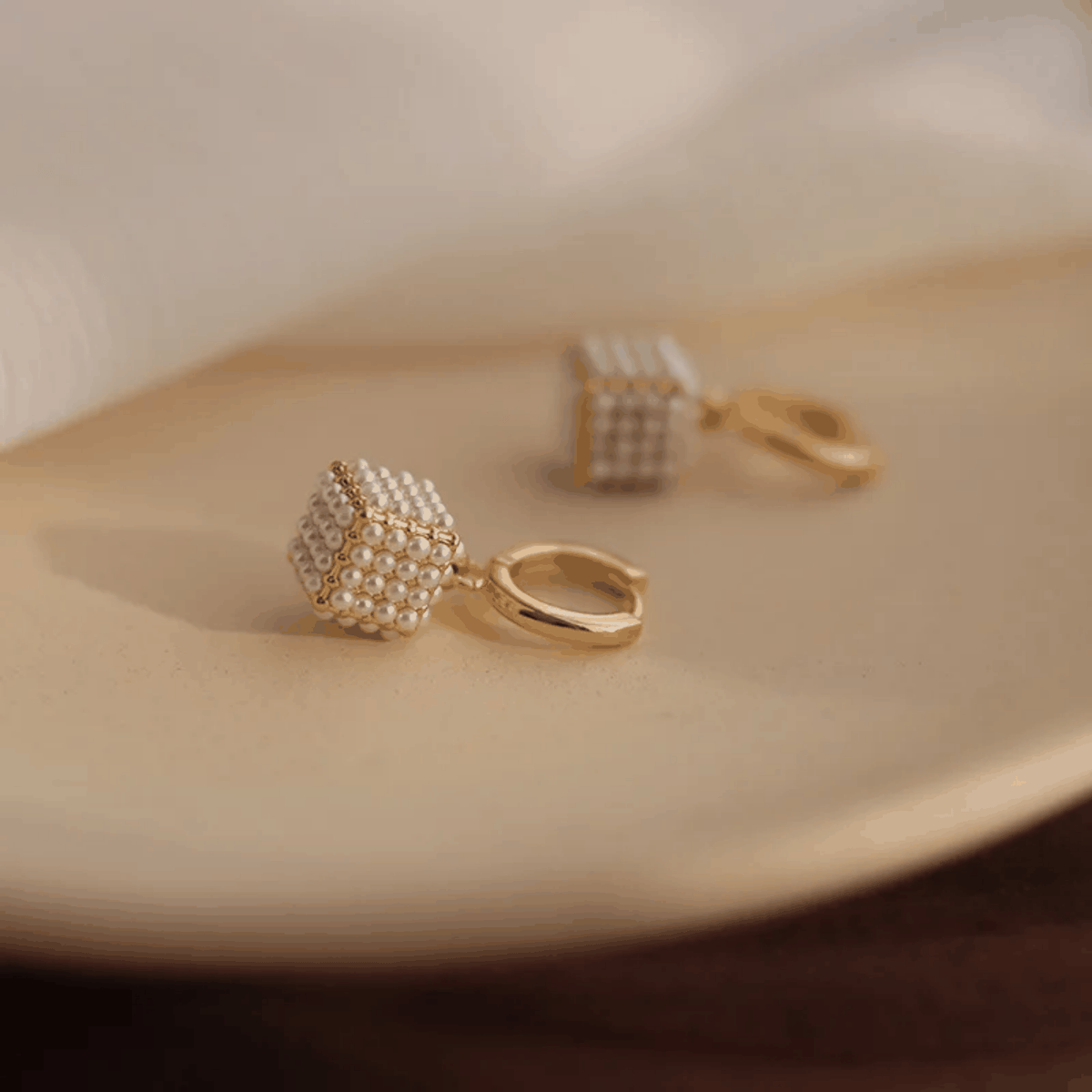 Boucles d’oreilles cube dorées en acier, ornées de perles nacrées et d’un fermoir créole
