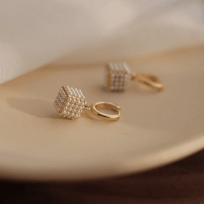 Boucles d’oreilles cube dorées en acier, ornées de perles nacrées et d’un fermoir créole