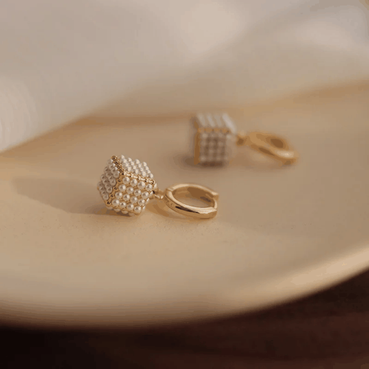 Boucles d’oreilles cube dorées en acier, ornées de perles nacrées et d’un fermoir créole