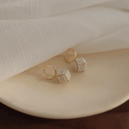 Boucles d’oreilles cube dorées en métal, ornées de petites perles nacrées en motif géométrique