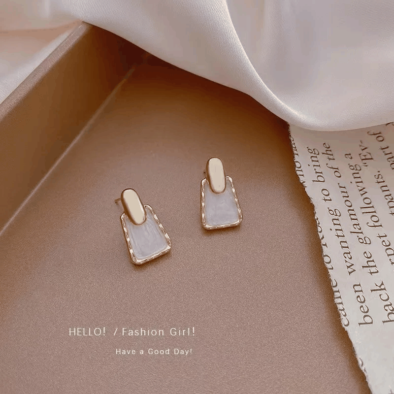 Boucles d’Oreilles Fleur Dorée dorées en métal, au design géométrique avec pendentifs rectangulaires translucides