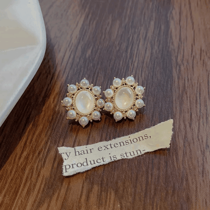Boucles d’Oreilles Fleur Dorée en forme de fleur, métal doré avec perles imitation nacre et strass