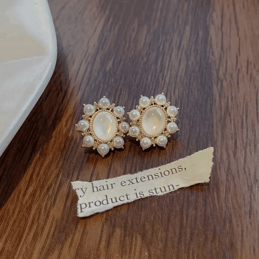 Boucles d’Oreilles Fleur Dorée en forme de fleur, métal doré avec perles imitation nacre et strass