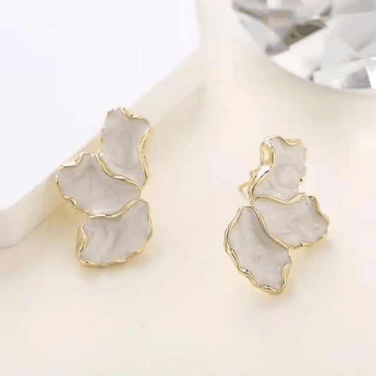 Boucles d’oreilles fleur dorées en métal, ornées de pétales blancs texturés et d’une forme florale élégante