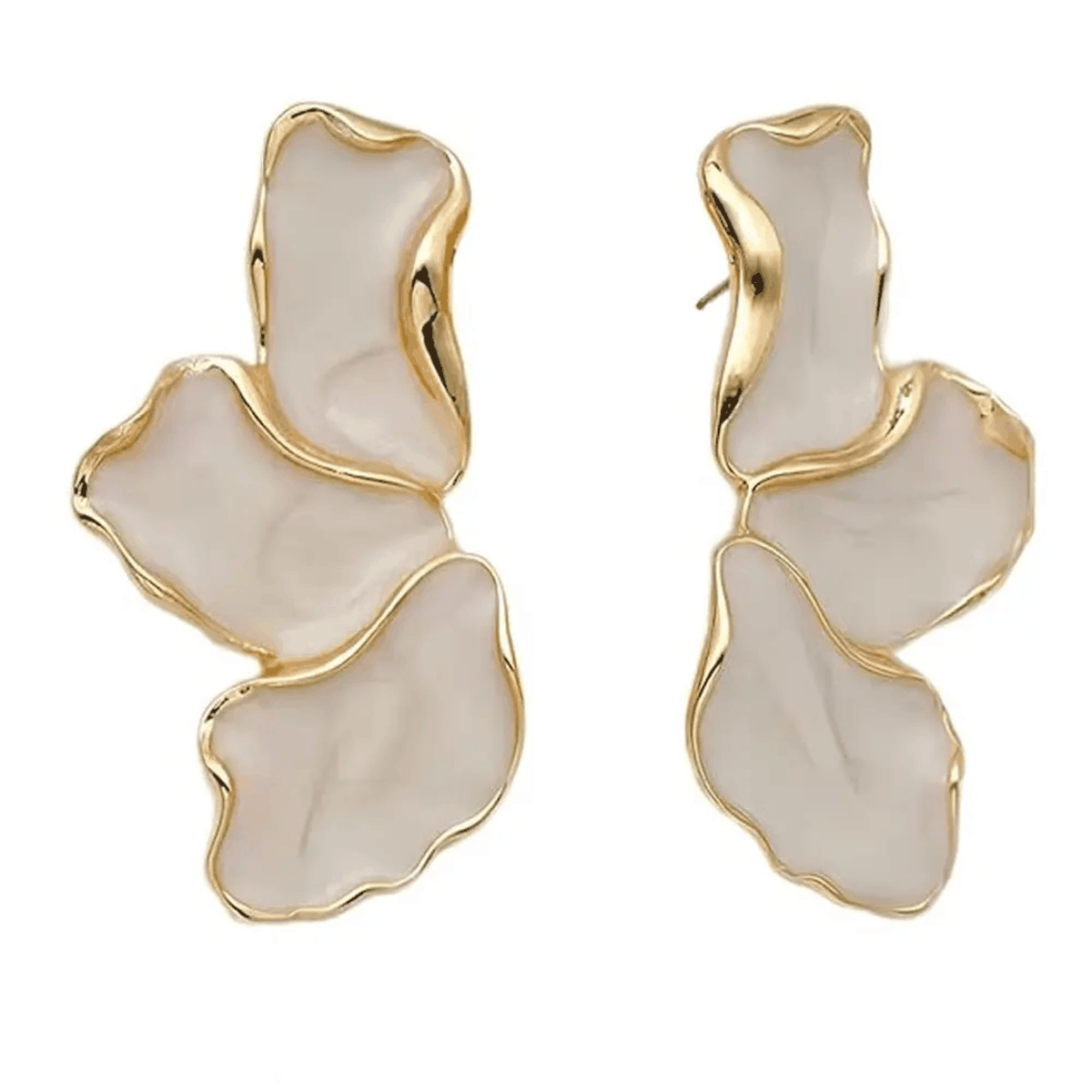 Boucles d’oreilles fleur dorées en métal, composées de pétales blancs nacrés aux contours dorés ondulés