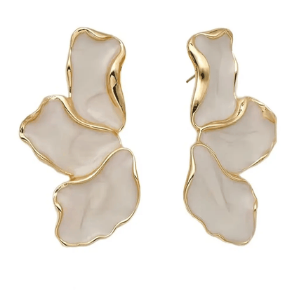 Boucles d’oreilles fleur dorées en métal, composées de pétales blancs nacrés aux contours dorés ondulés