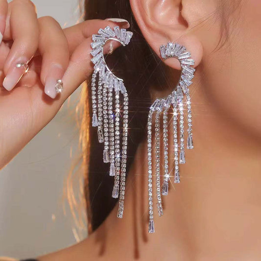 Boucles d’oreilles pendantes argentées en métal serti de strass, avec longues chaînes scintillantes et motif éventail