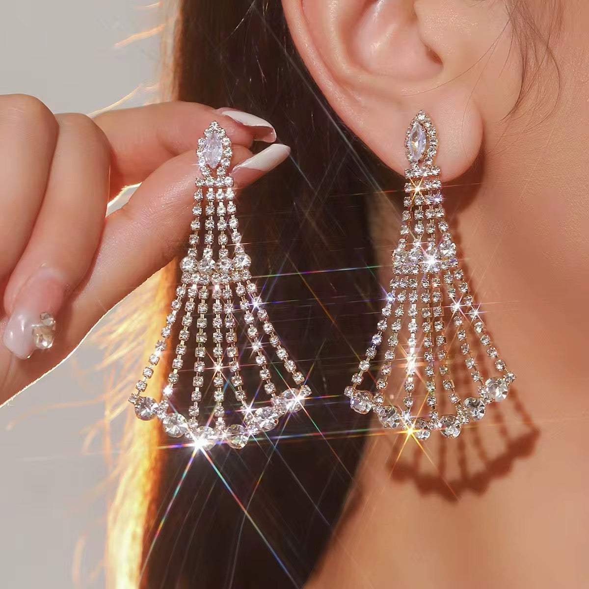 Boucles d’oreilles pendantes dorées en métal, ornées de strass brillants et de longues chaînes en éventail