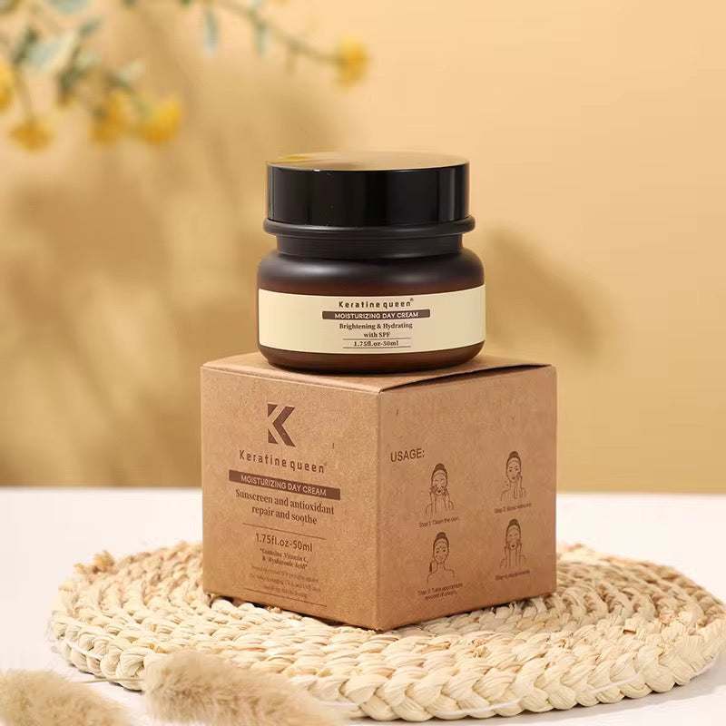 Crème de Jour Hydratante en pot brun, étiquette crème et couvercle noir, avec boîte assortie