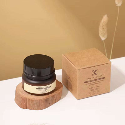 Crème de Jour Hydratante en pot brun avec couvercle noir, accompagnée de son emballage carton kraft