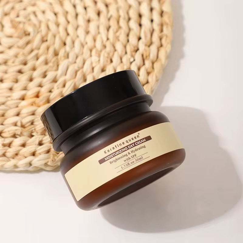 Crème de Jour Hydratante en pot brun ambré, étiquette beige, texture crème légère avec SPF