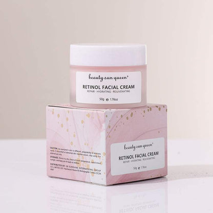 Crème Visage au Rétinol en pot blanc, avec boîte rose pastel ornée de motifs dorés et texte imprimé