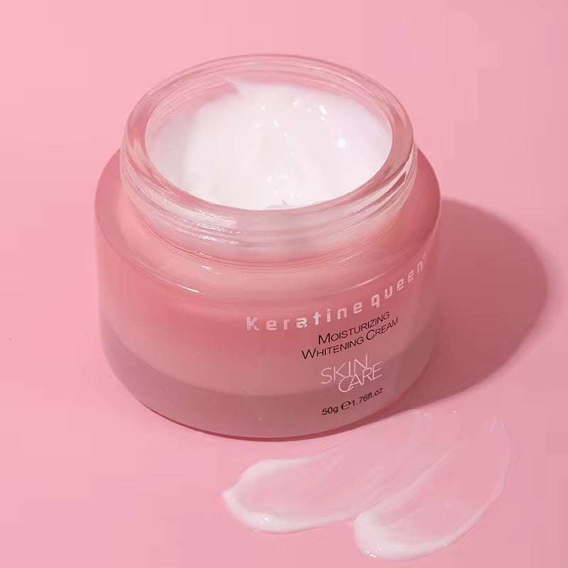 Crème Visage coréenne rose en pot, texture blanche crémeuse et formule hydratante éclaircissante
