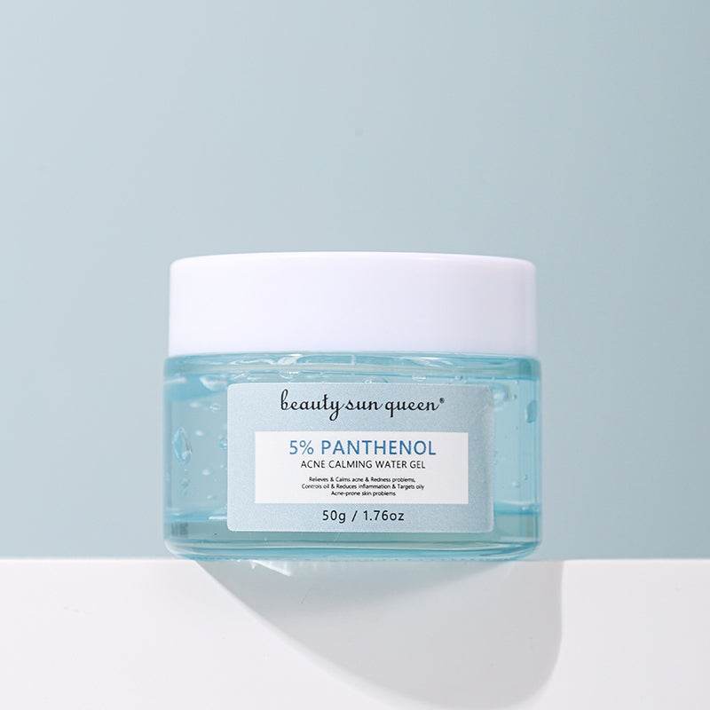 Gel apaisant Panthénol 5 % en pot transparent, gel bleu clair et étiquette blanche, texture fraîche anti-acné
