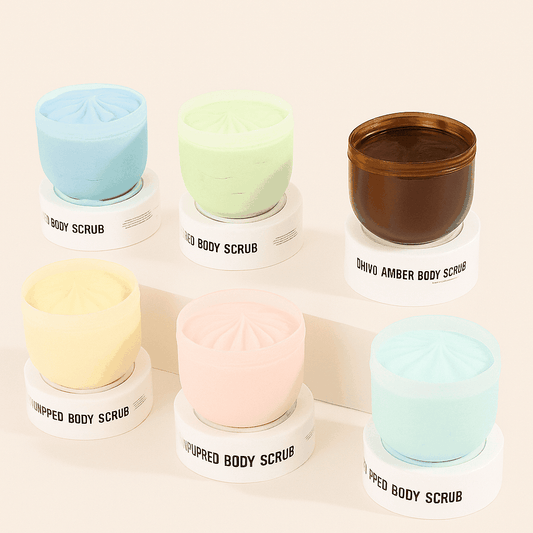 Gommage Corporel Éclat en pots colorés, texture crémeuse avec motifs en relief et une version ambrée