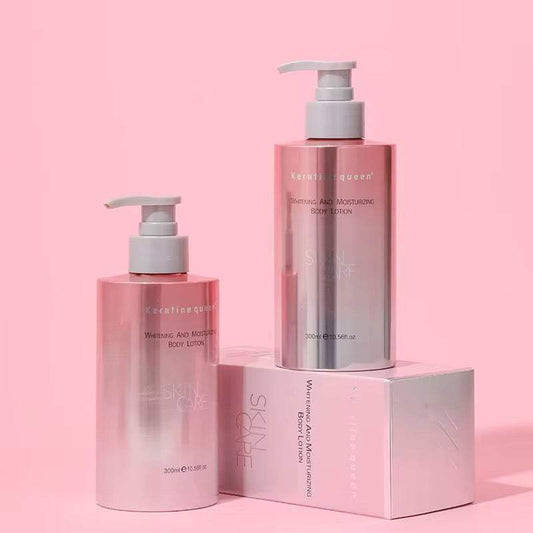 Lait Corps Éclat & Hydratation en flacons roses avec pompes, présenté avec son coffret assorti