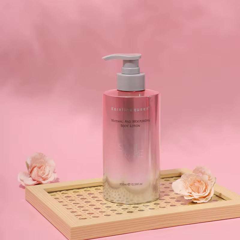 Lait Corps Éclat & Hydratation rose translucide en flacon pompe, avec fini brillant et format 300 ml