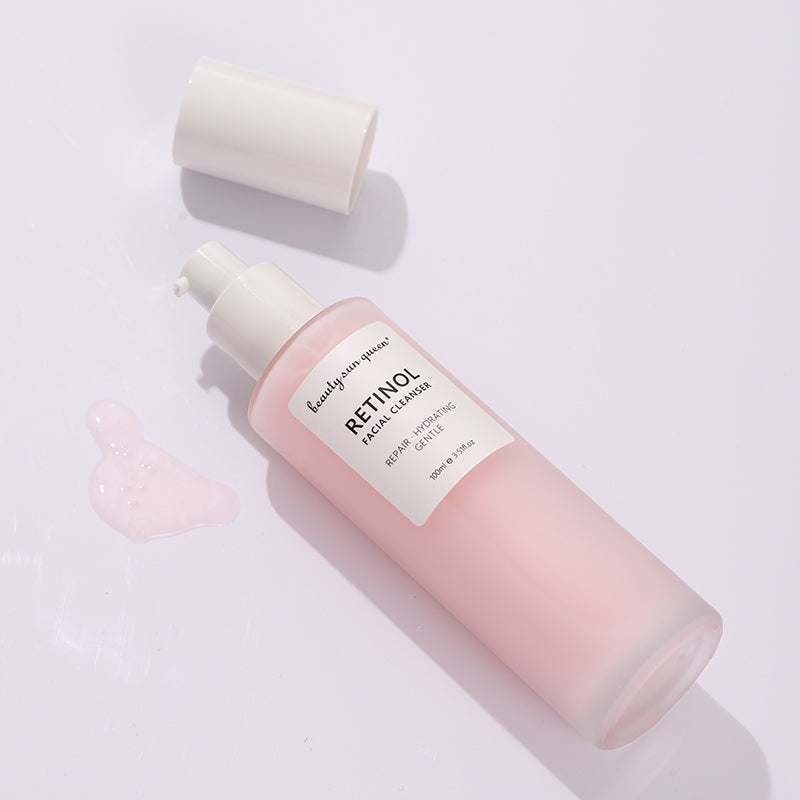 Nettoyant visage au rétinol rose en flacon pompe, texture crémeuse et formule hydratante à l’acide hyaluronique