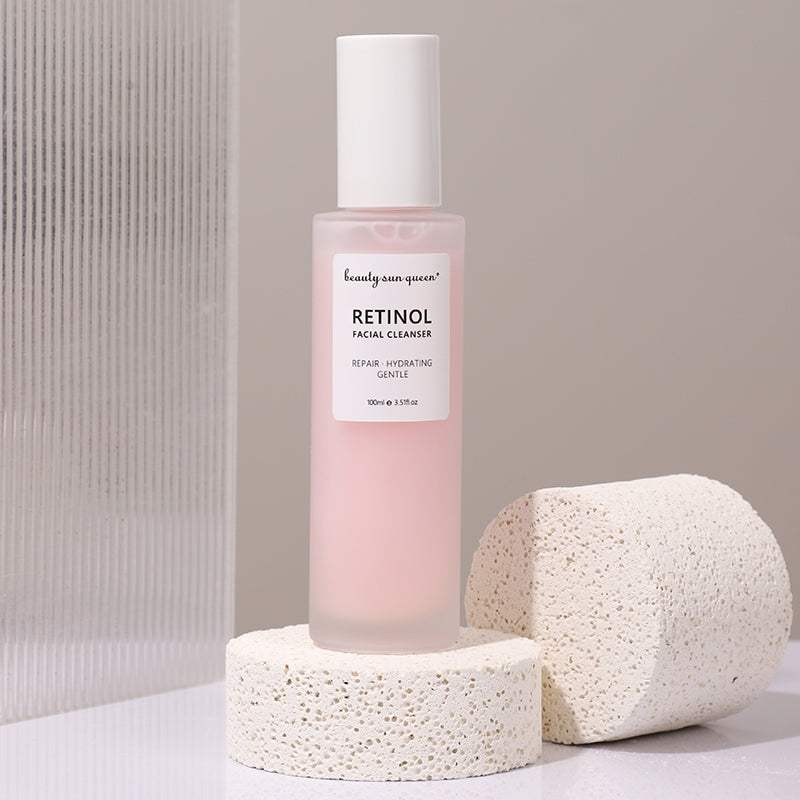 Nettoyant visage au rétinol rose en flacon à pompe blanc, formule hydratante et douce