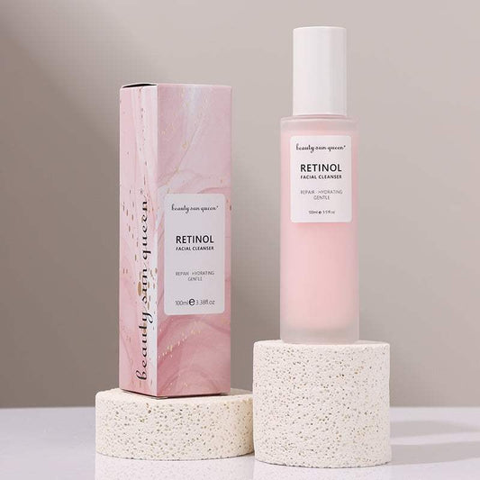 Nettoyant visage au rétinol rose dans un flacon à pompe, avec boîte assortie et formule hydratante