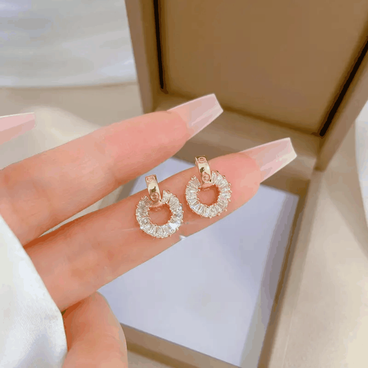 Parure Cercle Doré avec boucles d’oreilles dorées en acier et cristaux brillants en cercle