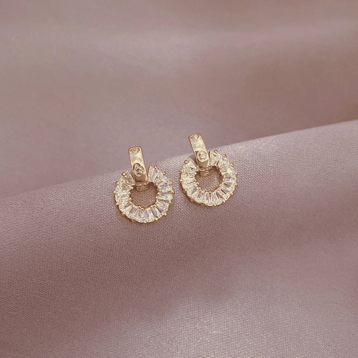 Parure Cercle Doré de boucles d’oreilles en acier doré, ornées de cristaux brillants autour de cercles ouverts