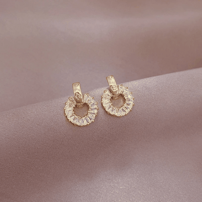Parure Cercle Doré de boucles d’oreilles en acier doré, ornées de cristaux brillants autour de cercles ouverts