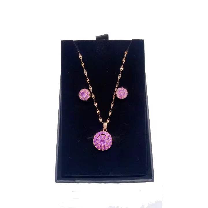 Parure Cristaux Roses en métal doré, avec collier et boucles d’oreilles ornés de pendentifs ronds roses scintillants
