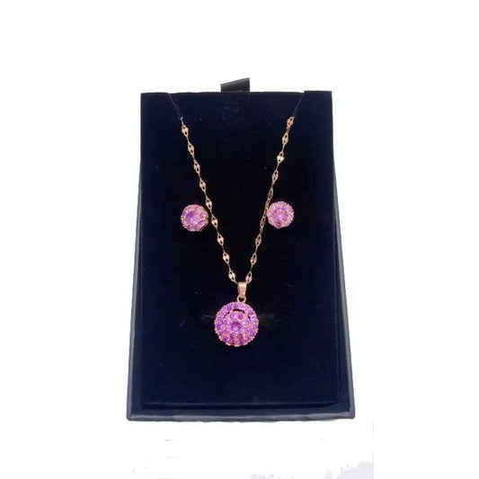 Parure Cristaux Roses en métal doré, avec collier et boucles d’oreilles ornés de pendentifs ronds roses scintillants
