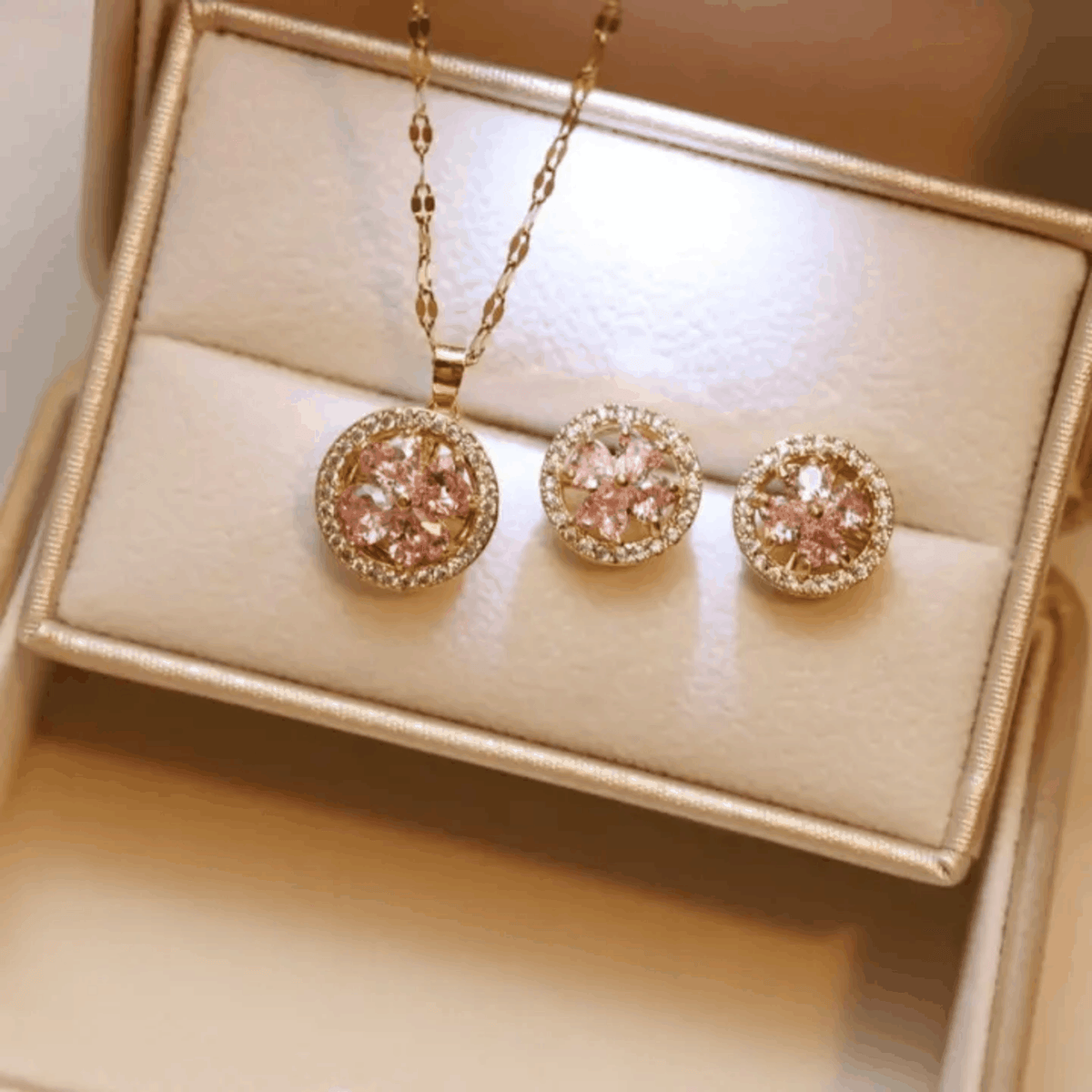 Parure Cristaux Roses dorée en acier, avec collier et boucles rondes ornés de fleurs roses et strass