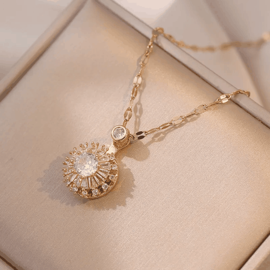 Parure feuille dorée avec collier doré et pendentif rond serti de pierres brillantes