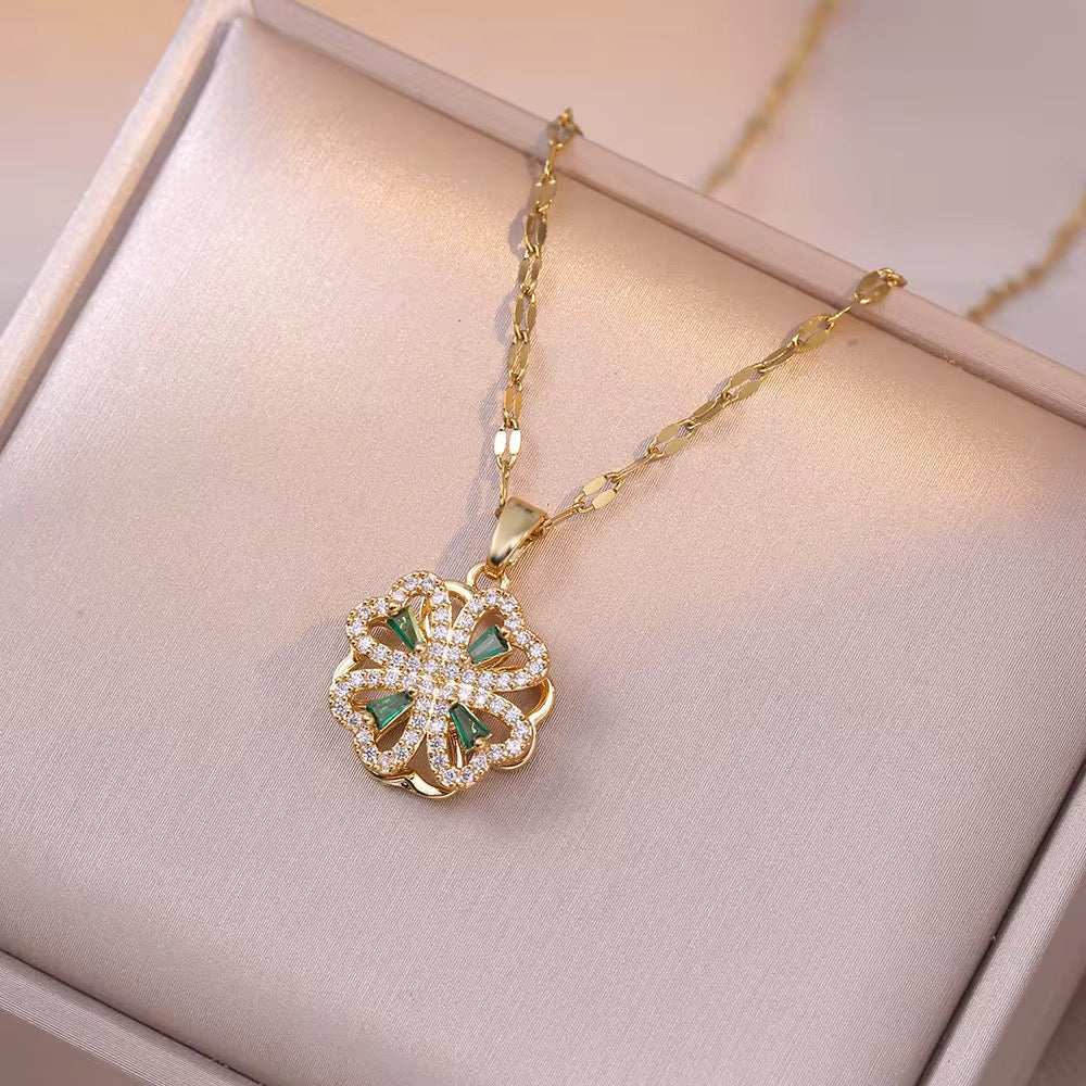 Parure fleurs dorée avec collier à pendentif floral doré, strass scintillants et détails verts